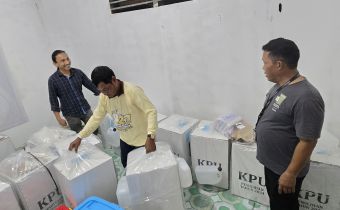 Hari Dermanto Monitoring Pergeseran Surat Suara PSU Mahakam Ulu dari TPS ke PPK