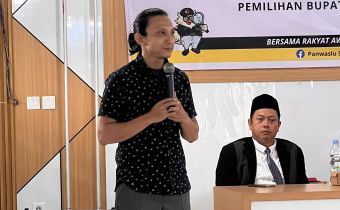 Hari Dermanto Berikan Arahan Kepada Pengawas Adhoc Agar Lebih Teliti Dalam Mengawasi PSU di Kukar