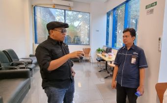 Sambangi Perushaan Distribusi Logistik di Gersik, Anggota Bawaslu Kaltim bersama Kabupaten/Kota Awasi Pendisitribusian Logistik Tahap II