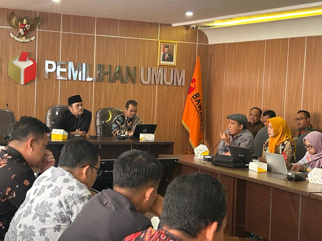 Sampaikan Hasil Pengawasan Logistik Tahap Pertama, Wamustofa Hamzah Hadiri Rapat Kerja di Kantor Bawaslu RI