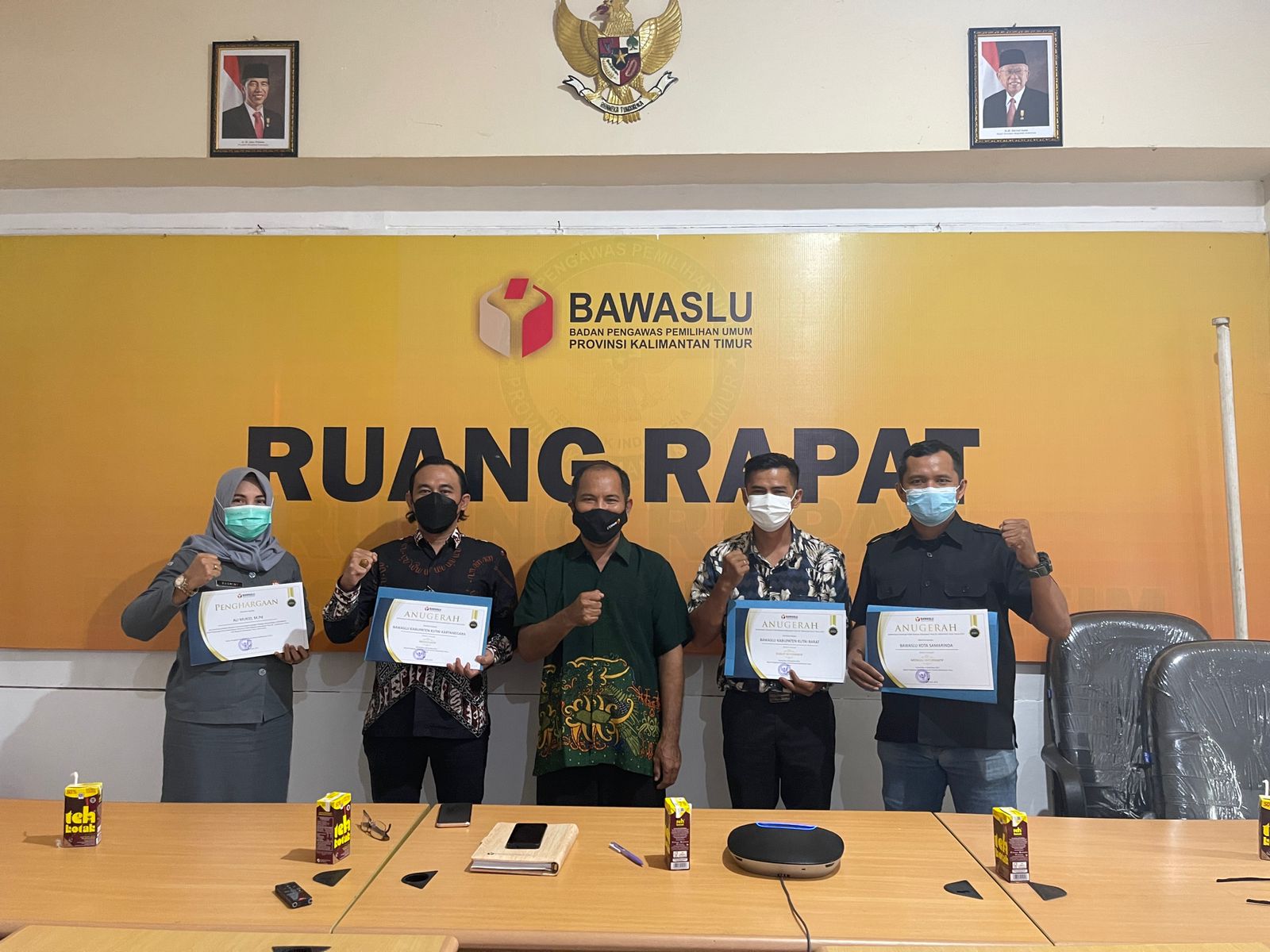 Bawaslu Kaltim Berikan Penghargaan Kepada PPID Bawaslu Kabupaten Kota 