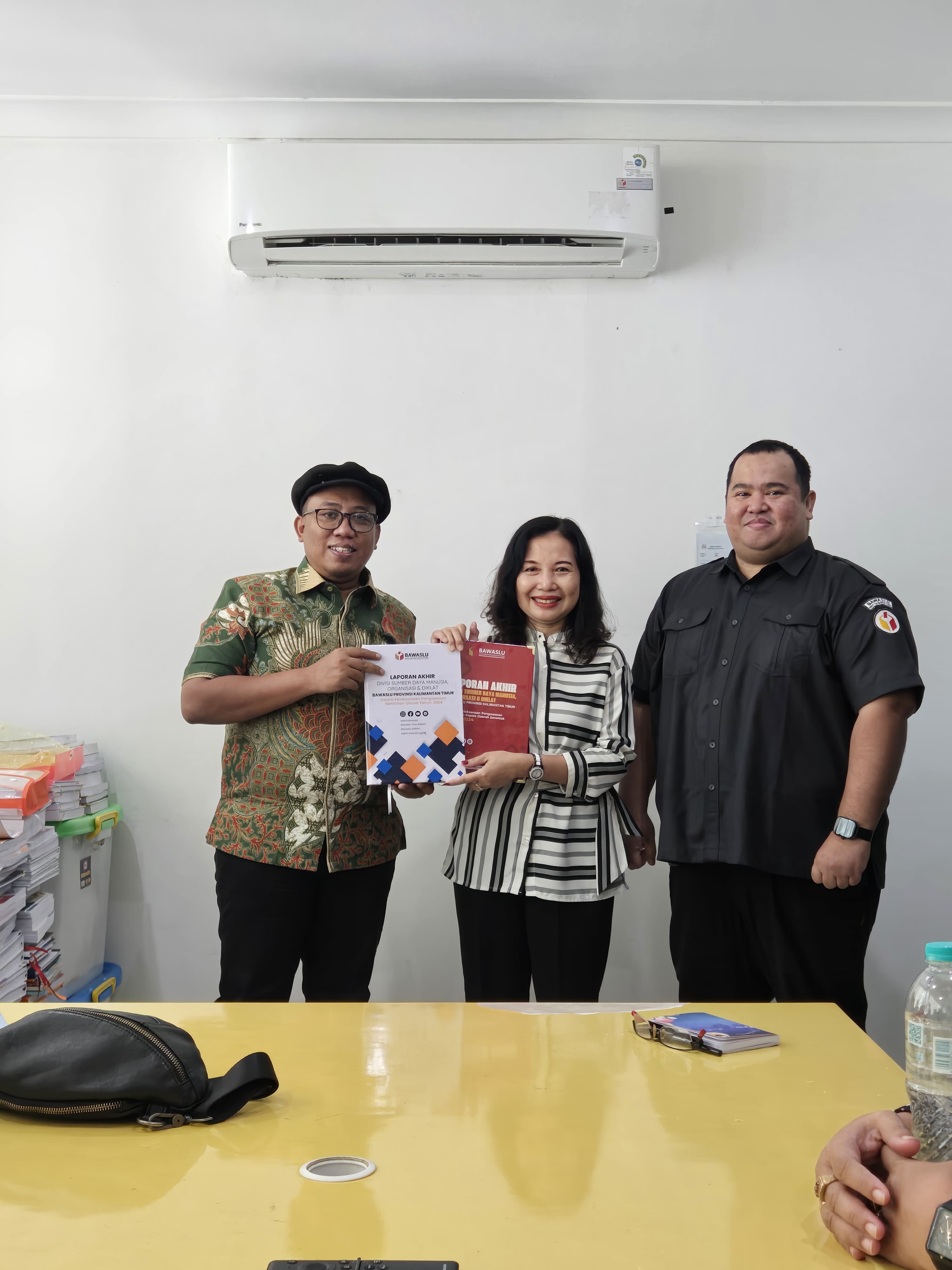Bawaslu Kaltim Serahkan Laporan Akhir Pelaksanaan Tugas Divisi SDM, Organisasi dan Diklat Tahun 2024
