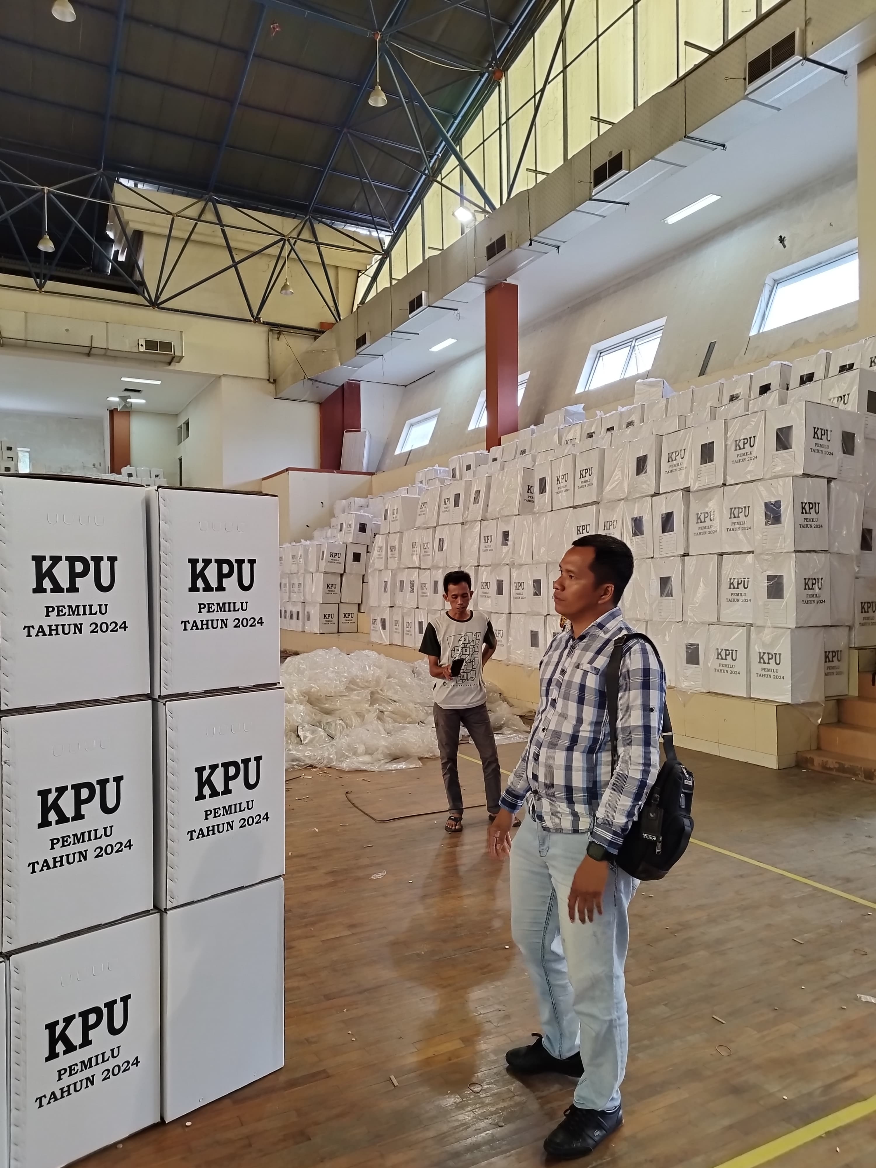 Daini Rahmat Tinjau Langsung Penyimpanan Logistik Pemilu Di Gudang KPU Berau 