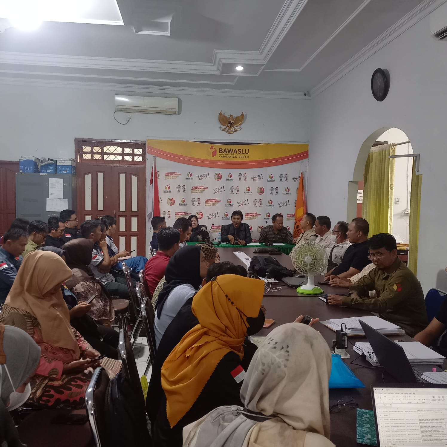 Hari Dermanto Berikan Ararhan Pada Rapat Evaluasi Pertanggungjawaban Anggaran Bagi Panwascam di Kabupaten Berau 