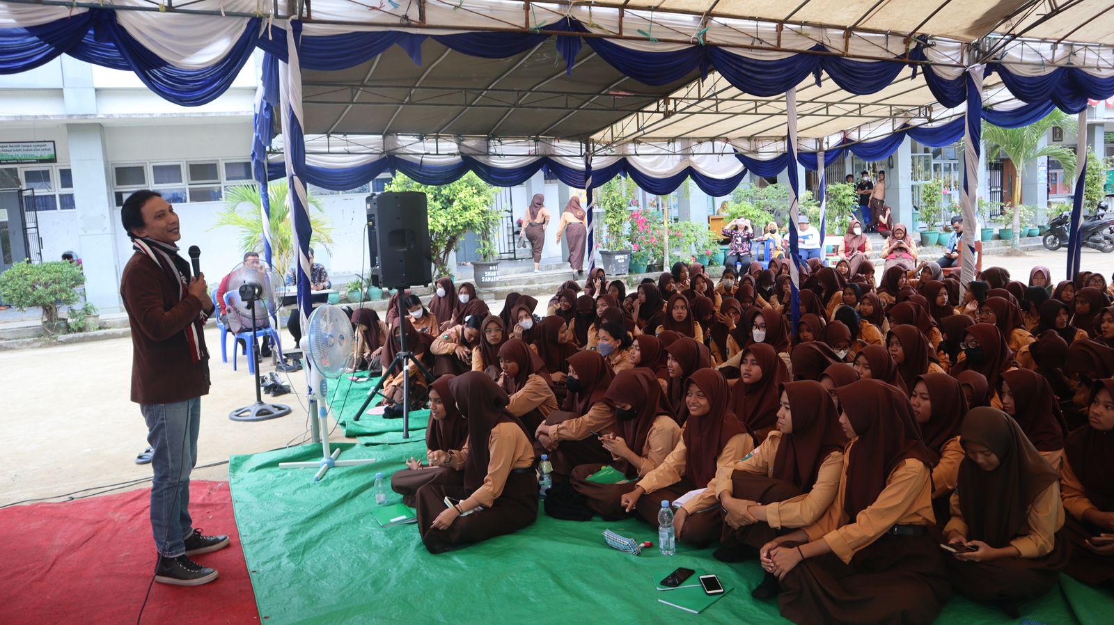 Bawaslu Kaltim Melakukan Sosialisasi Pemilih Pemula dan Pelanggaran Pemilu di SMA 13 Samarinda 