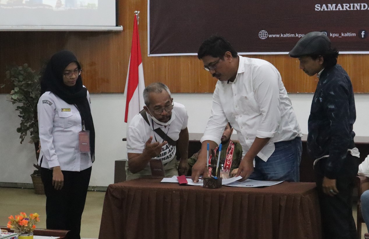 Pengawasan Hingga Pagi Dini Hari, Bawaslu Kaltim Pastikan Proses Penyerahan Dukungan Minimal Pemilihan DPD Pemilu Tahun 2024 Sesuai Aturan.