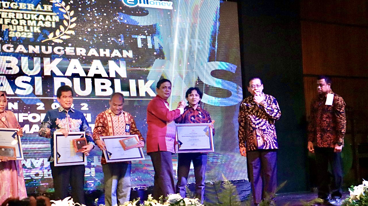 Bawaslu Kaltim Terima Penghargaan Cukup Informatif pada Anugerah Keterbukaan Informasi Badan Publik Provinsi Kaltim