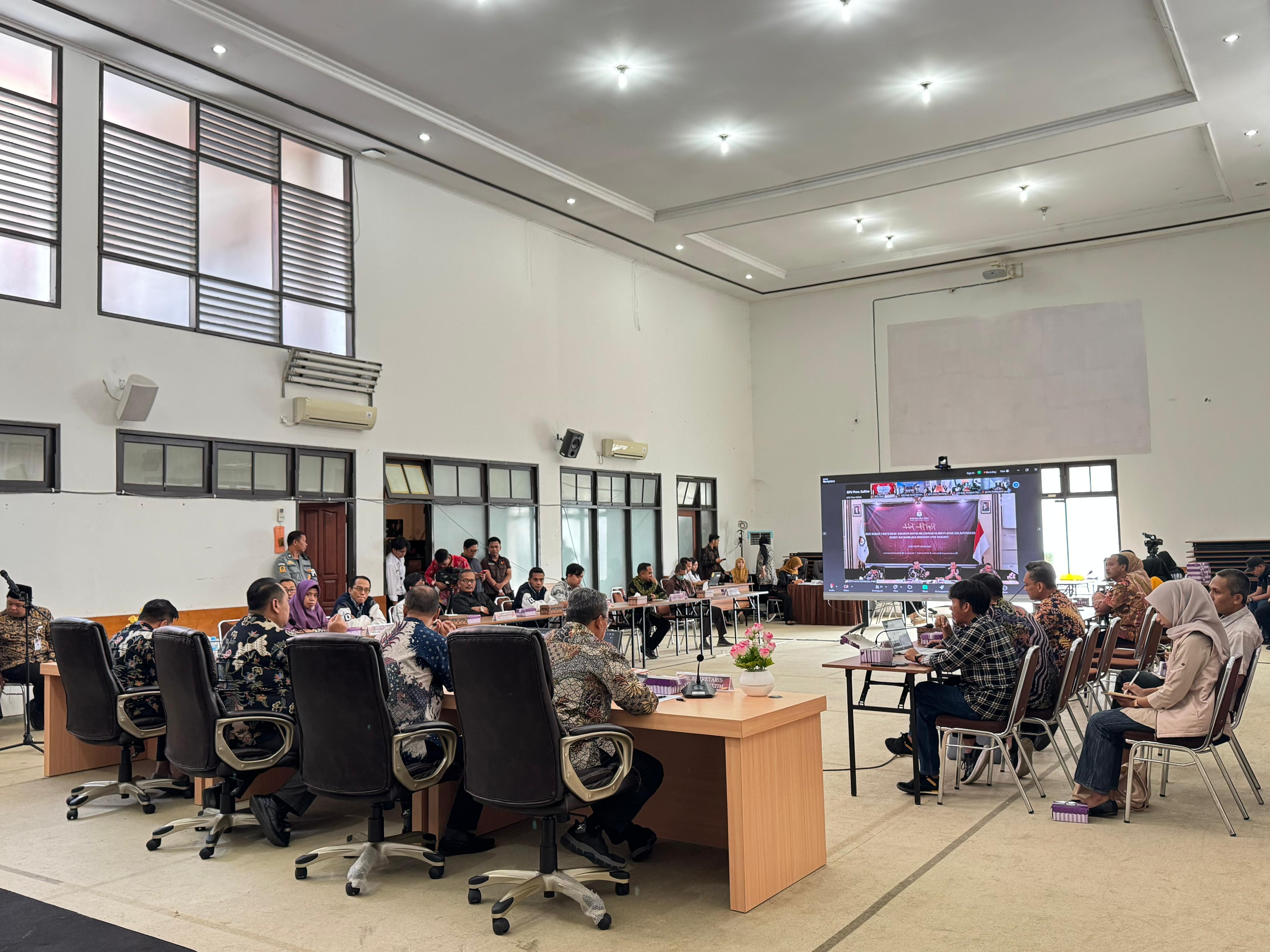 Bawaslu Kaltim Kawal Akurasi Data Pemilih : Galeh Akbar Tanjung Hadiri Rapat Pleno Terbuka Rekapitulasi PDPB Semester I Tahun 2025