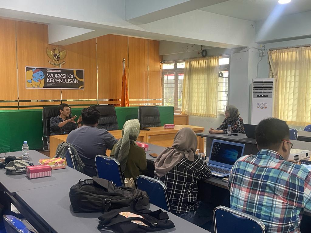 Bawaslu Kaltim Kolaborasi Bersama Duta Damai Gelar Workshop Kepenulisan dengan Tajuk "Tulisan-Tulisan Pemilu Damai 2024" untuk Kaltim