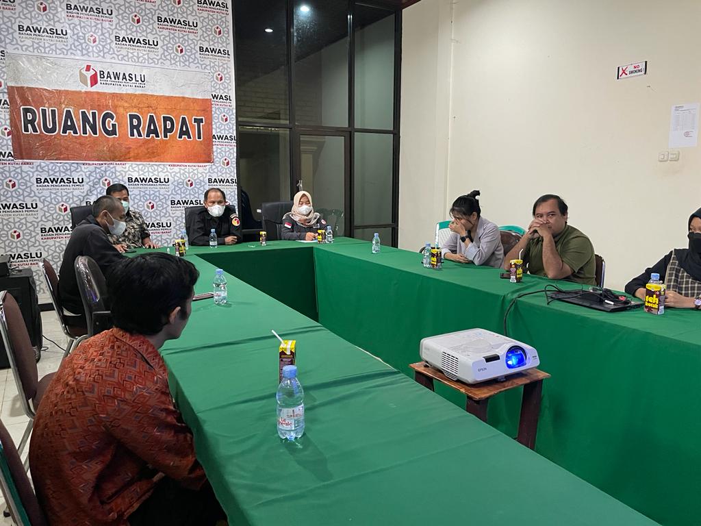 Menyongsong Pemilu 2024, Muhammad Ramli Melakukan Pembinaan Hukum, Humas, Data dan Informasi di Bawaslu Kubar 