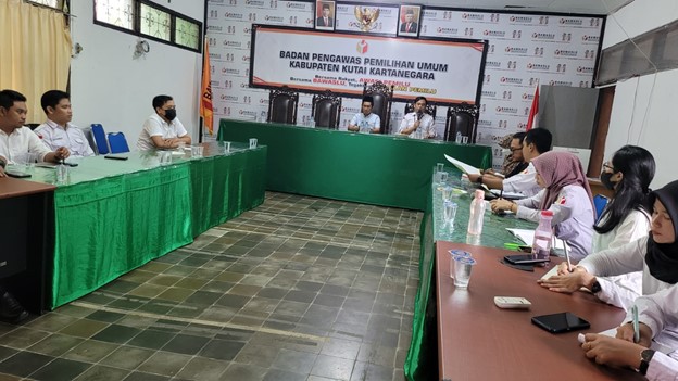 Galeh Akbar Tanjung Berikan Bimtek Kepada Tim Pengawasan Bawaslu Kukar 