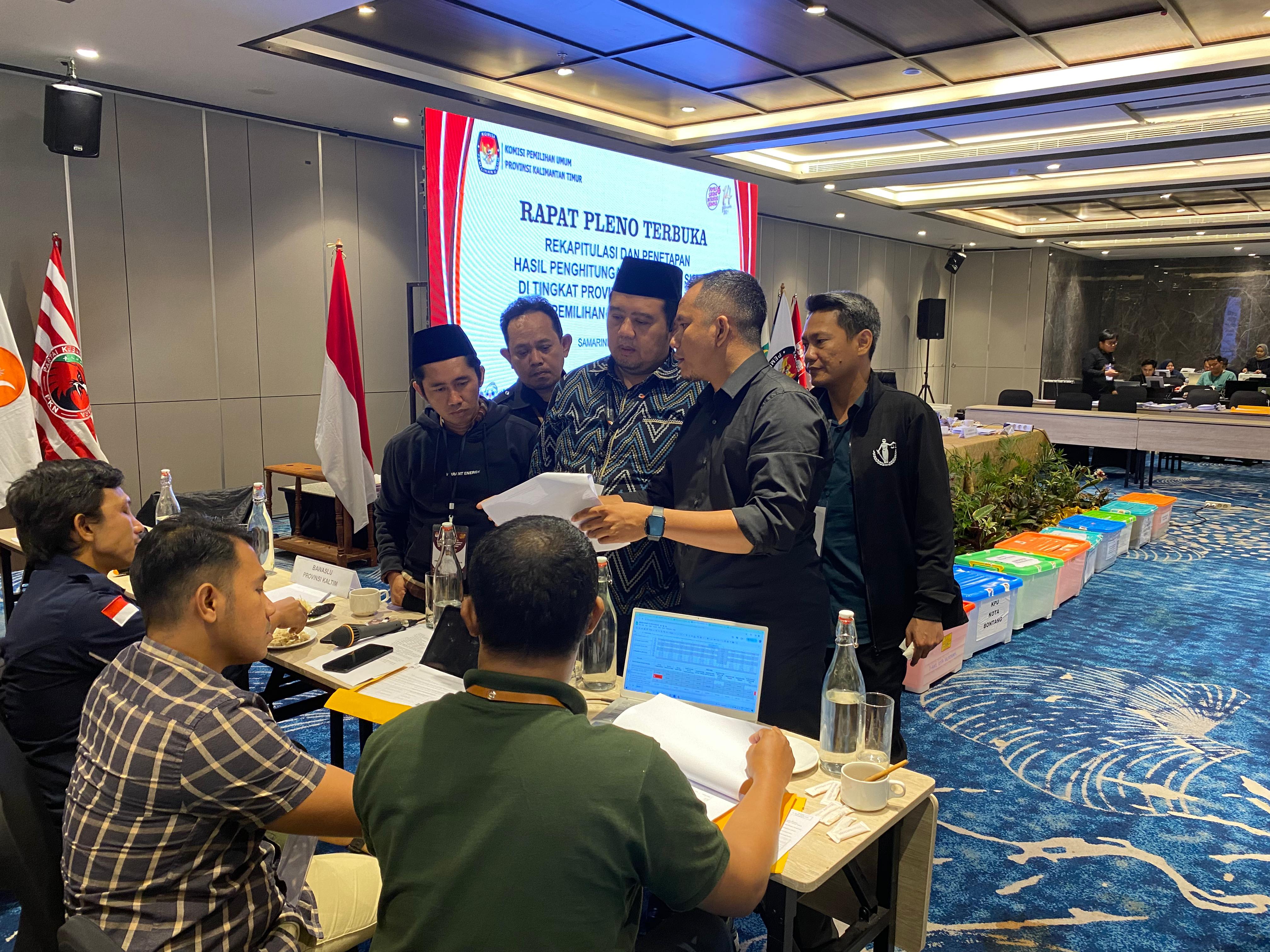 Pembacaan Hasil Akhir Rekapitulasi dan Penghitungan Suara Tingkat Provinsi, Bawaslu Kaltim Tetap Awasi Rapat Pleno Tingkat Provinsi Hari Terakhir  