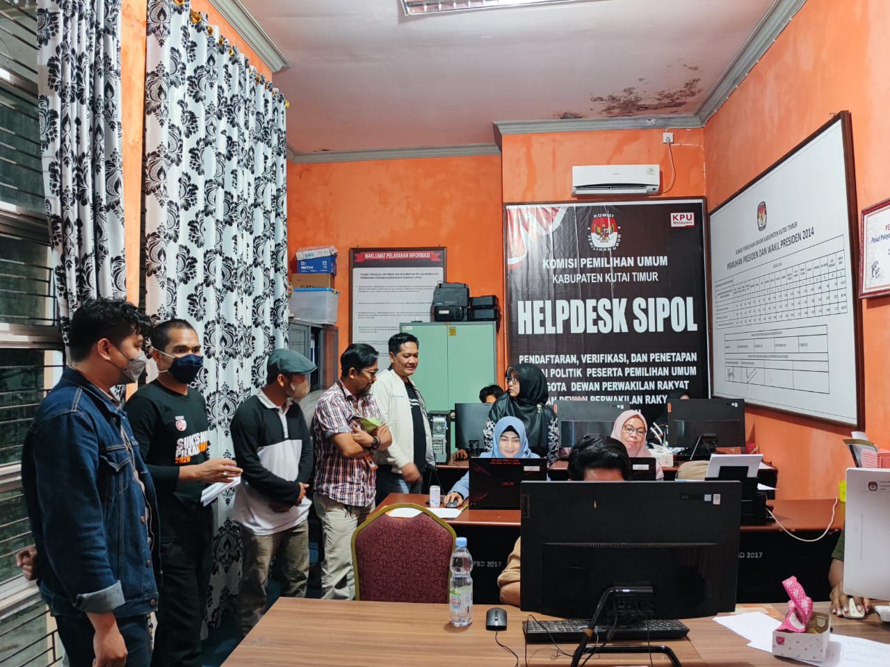 Bawaslu Kaltim Melakukan Pengawasan Verifikasi Administrasi Parpol di KPU Kutai Timur