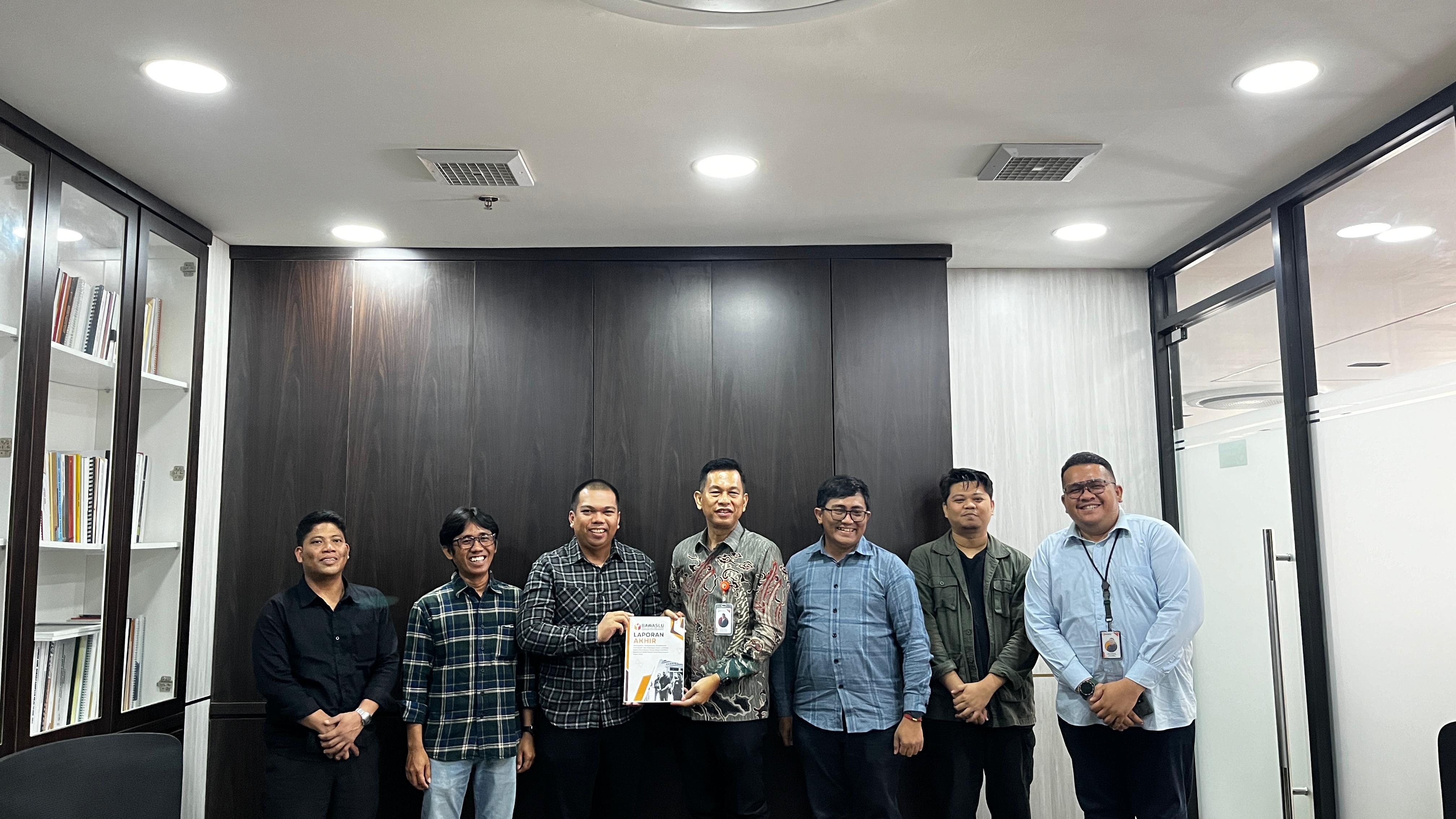 Galeh Akbar Tanjung Dampingi Bawaslu Kukar Serahkan Laporan Akhir Divisi P2H : Komitmen Pengawasan Transparan Pasca PSU 