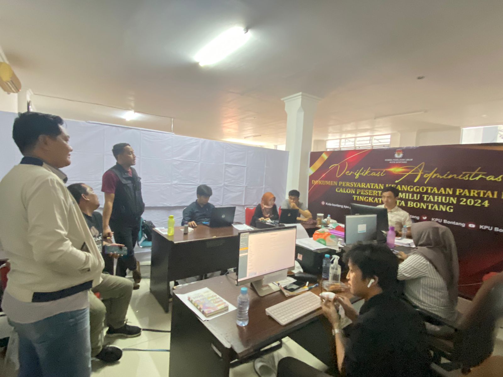 Ebin Marwi Meninjau Proses Verifikasi Administrasi di KPU Bontang