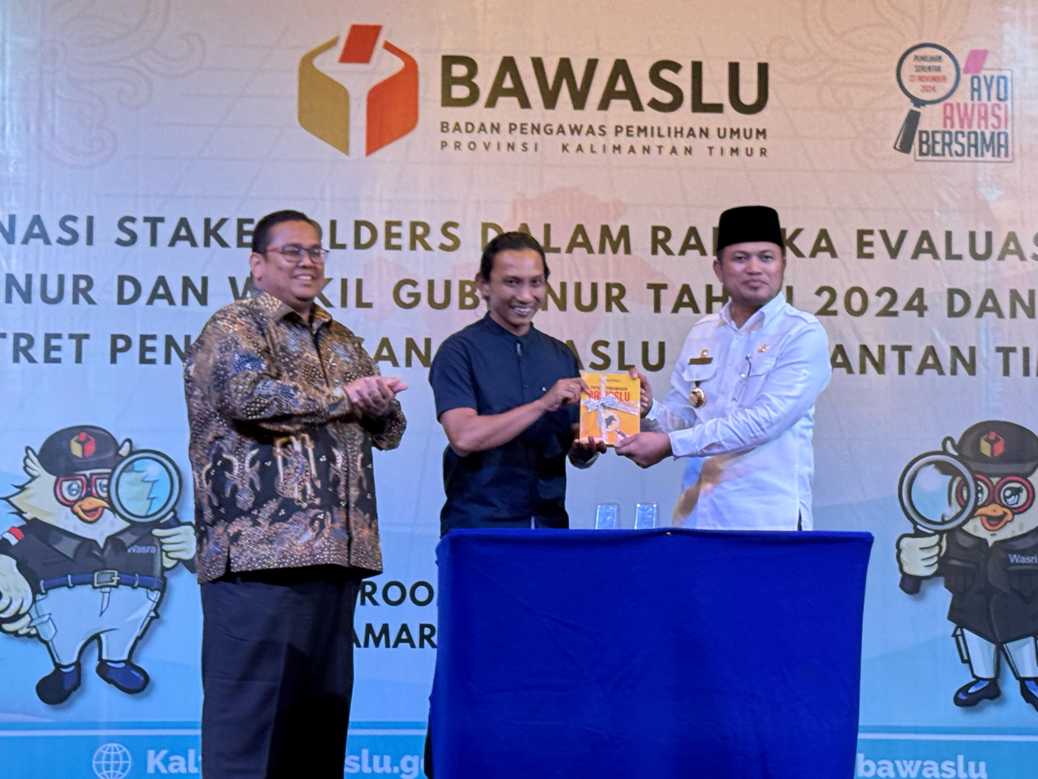 Launching Buku Potret Pengawasan, Ketua Bawaslu RI dan Gubernur Kaltim Sampaikan Apresiasi Kepada Bawaslu Kaltim 