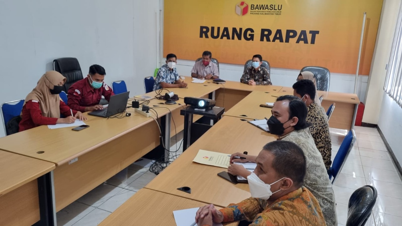 Dalam Upaya Meningkatkan Tugas dan Fungsi Pengawas Pemilihan Umum, Divisi SDMO se-Kaltim Melakukan Rapat