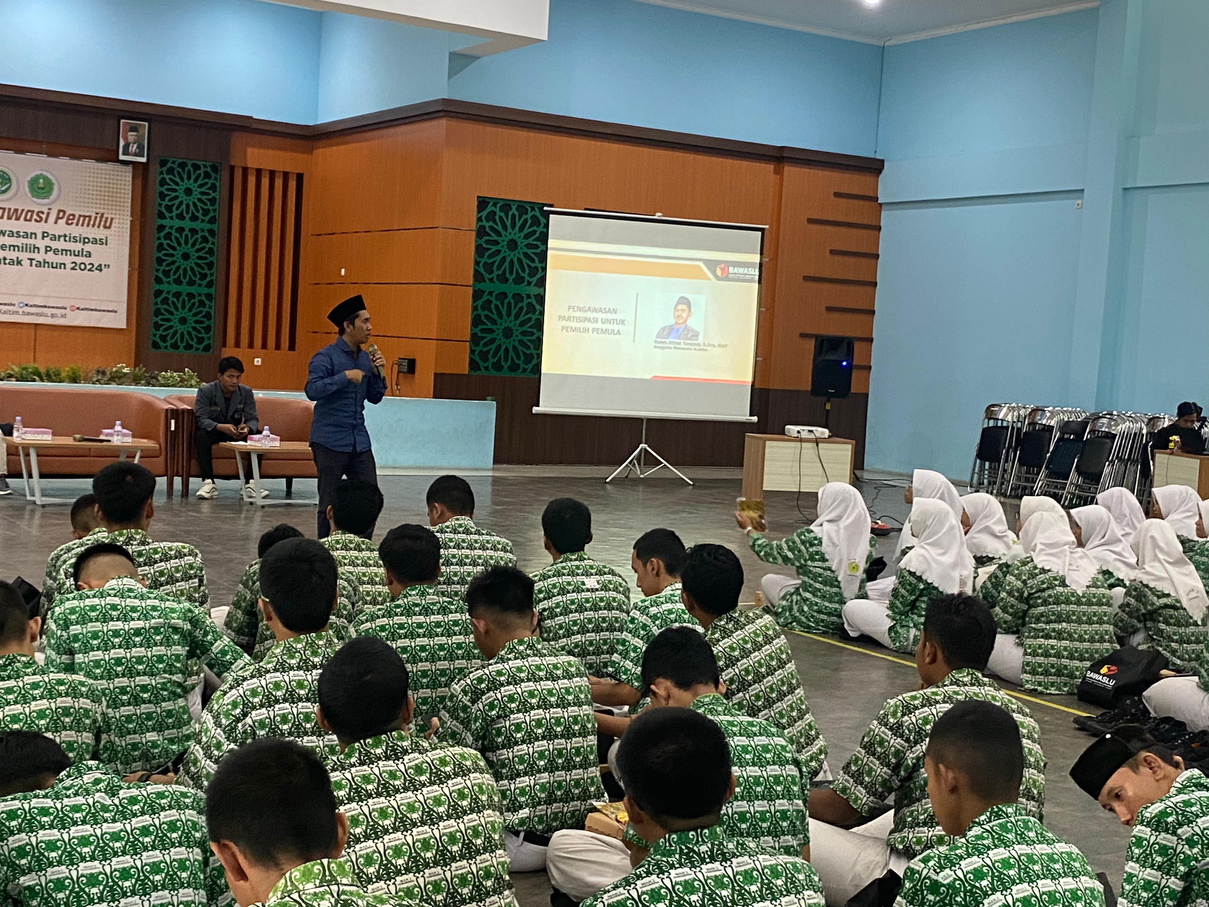 Gelar Sosialiasi Pelajar Mengawasi Pemilu, Bawalsu Kaltim Ajak Murid MAN 2 Samarinda Ikut Ambil Peran
