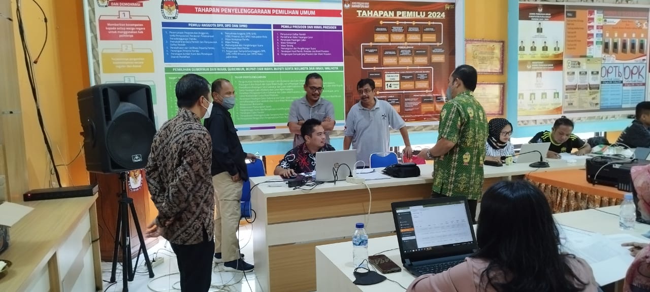 Bawaslu Kaltim Melakukan Pengawasan Verifikasi Administrasi Partai Politik di KPU Kutai Barat 