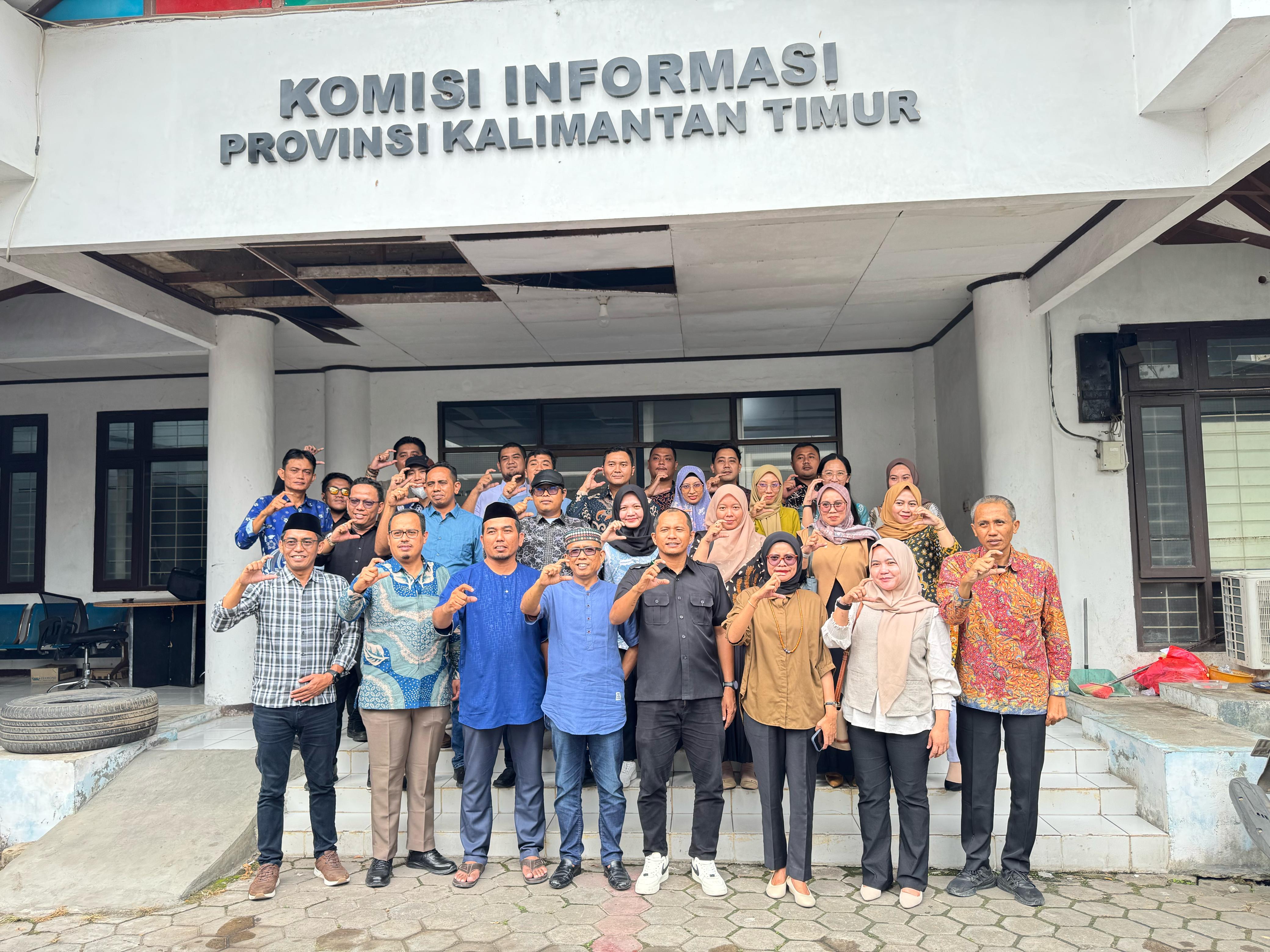 Bawaslu Kaltim Menyampaikan Laporan Layanan Informasi Publik Ke Komisi Informasi Kaltim