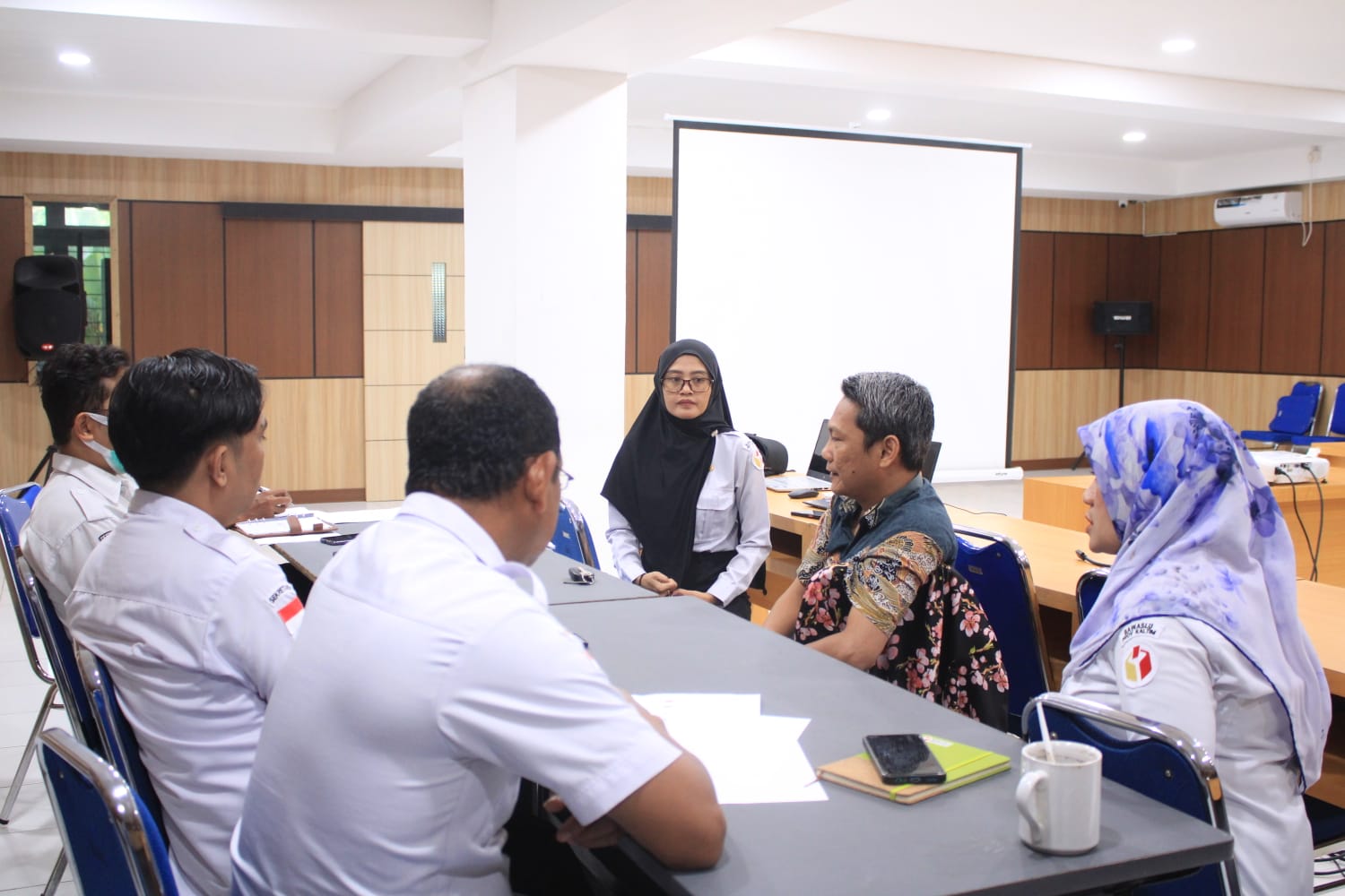 Anggota Bawaslu Kaltim, Danny Bunga Beserta jajaran staf