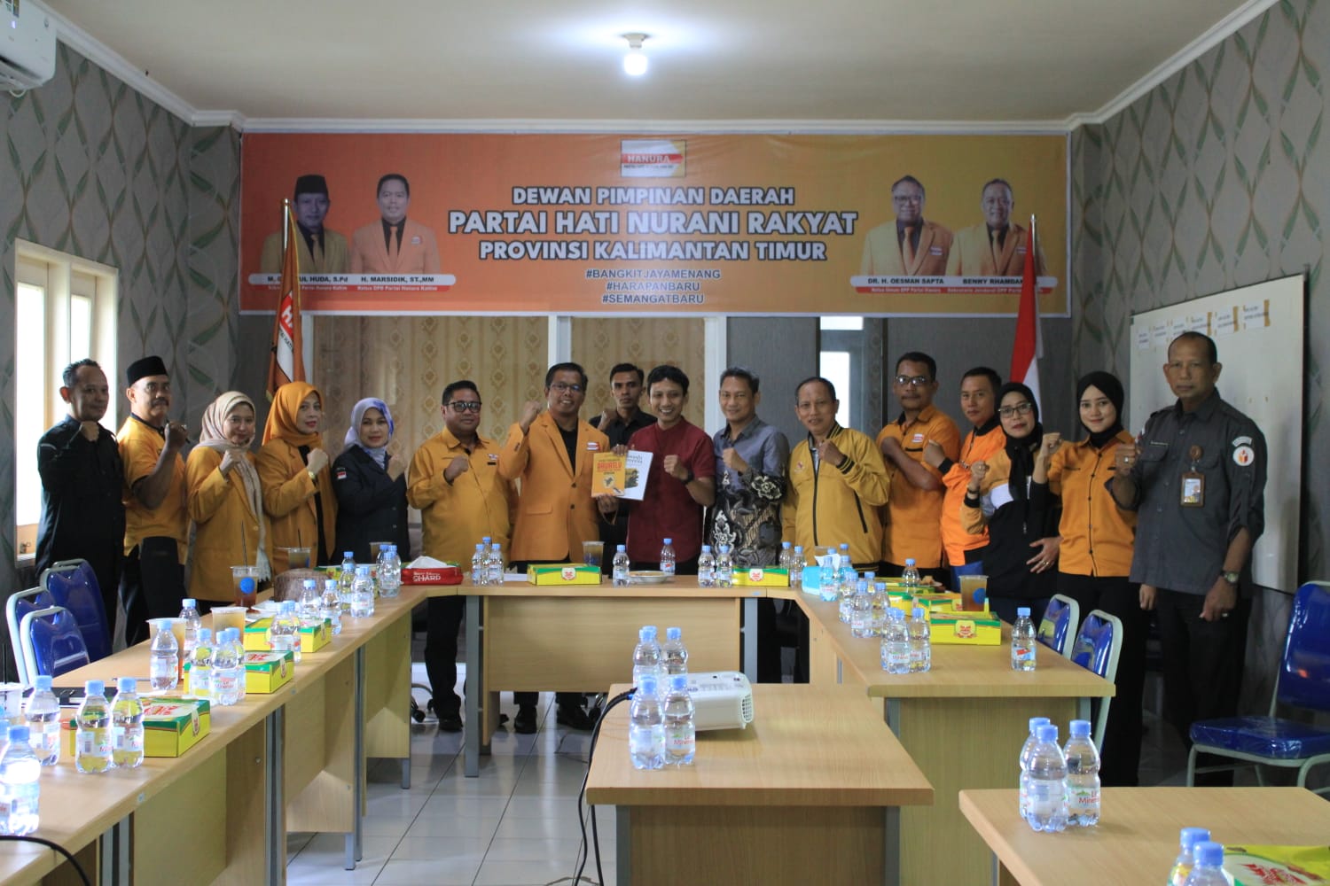 konsolidasi demokrasi. Kali ini, kegiatan dilaksanakan bersama jajaran Partai Hati Nurani Rakyat (Hanura) Kalimantan Timur di Sekretariat DPD Hanura Kaltim, Senin (16/2/2026).