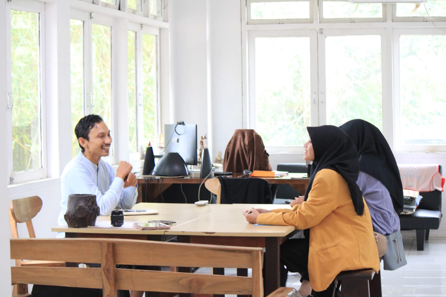 kunjungan sejumlah mahasiswa dari Universitas Mulawarman yang tengah melakukan penelitian skripsi terkait kepemiluan, pada Senin (09/03/2026).