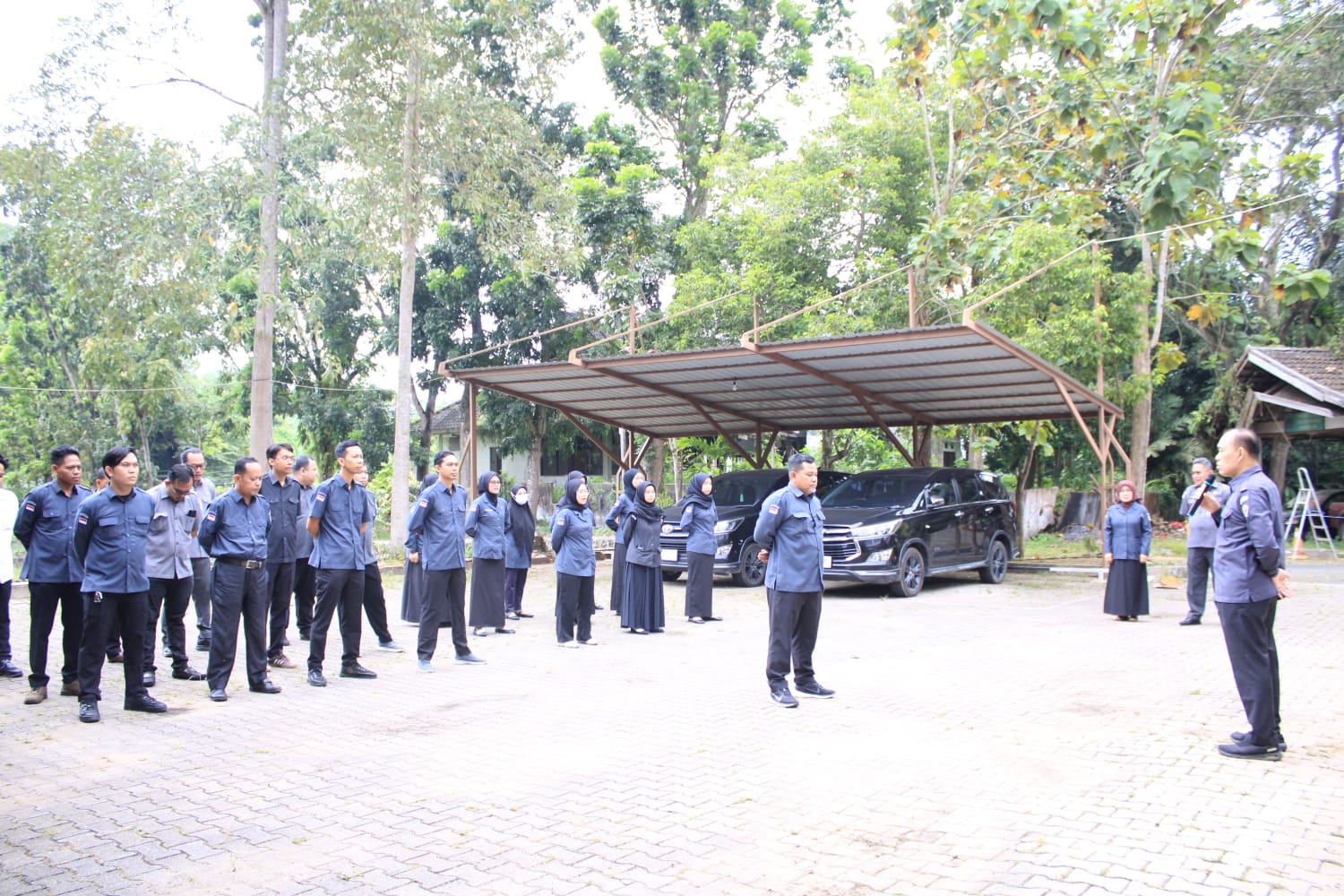 apel pagi perdana setelah cuti bersama dalam rangka Hari Raya Idulfitri, yang berlangsung di halaman Kantor Bawaslu Kaltim, Jalan MT. Haryono, Samarinda, Senin (30/3/2026).