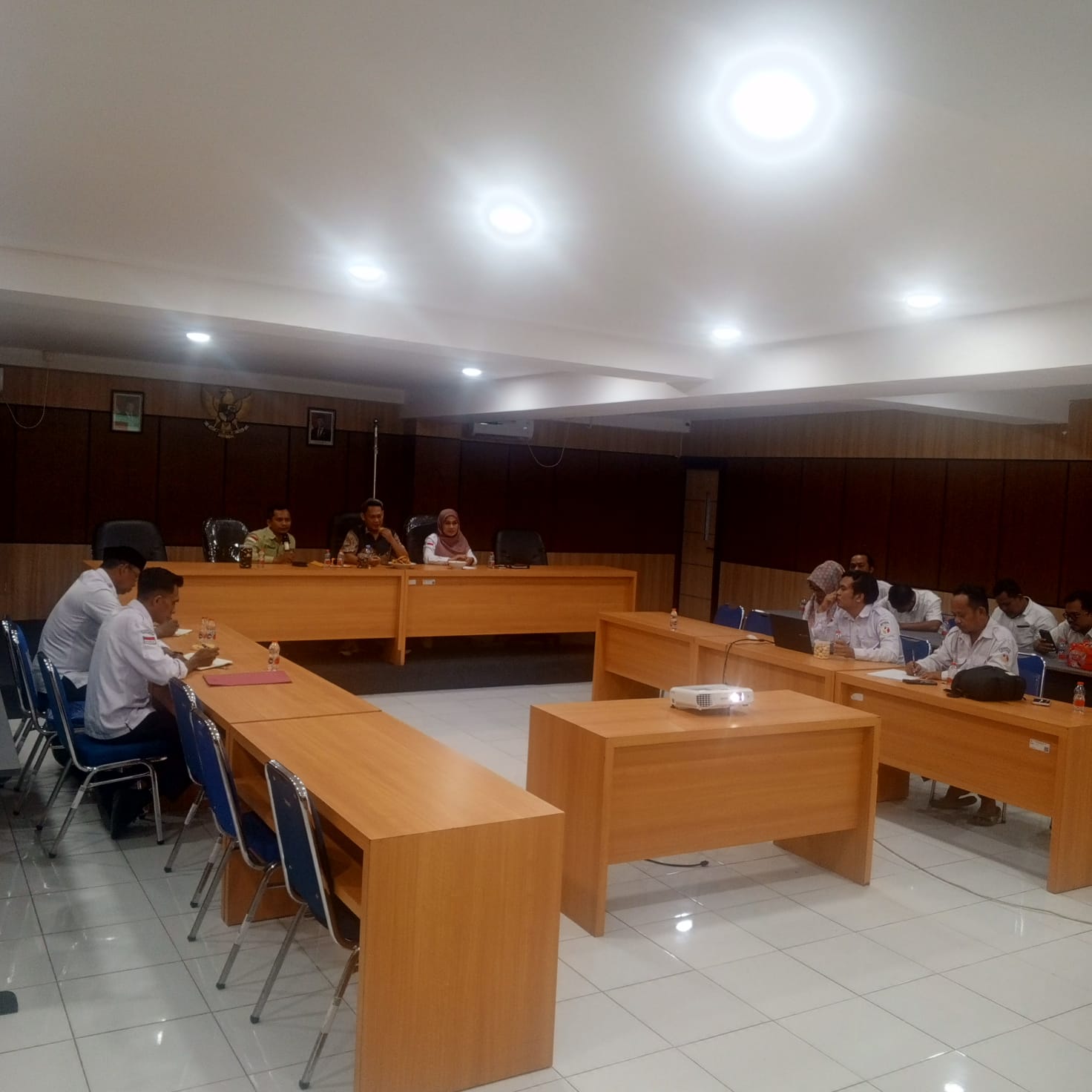 Monitoring dan Evaluasi Pelaksanaan Produk Hukum Divisi Penyelesaian Sengketa Proses dan Hukum di Ruang Rapat Bawaslu Kaltim