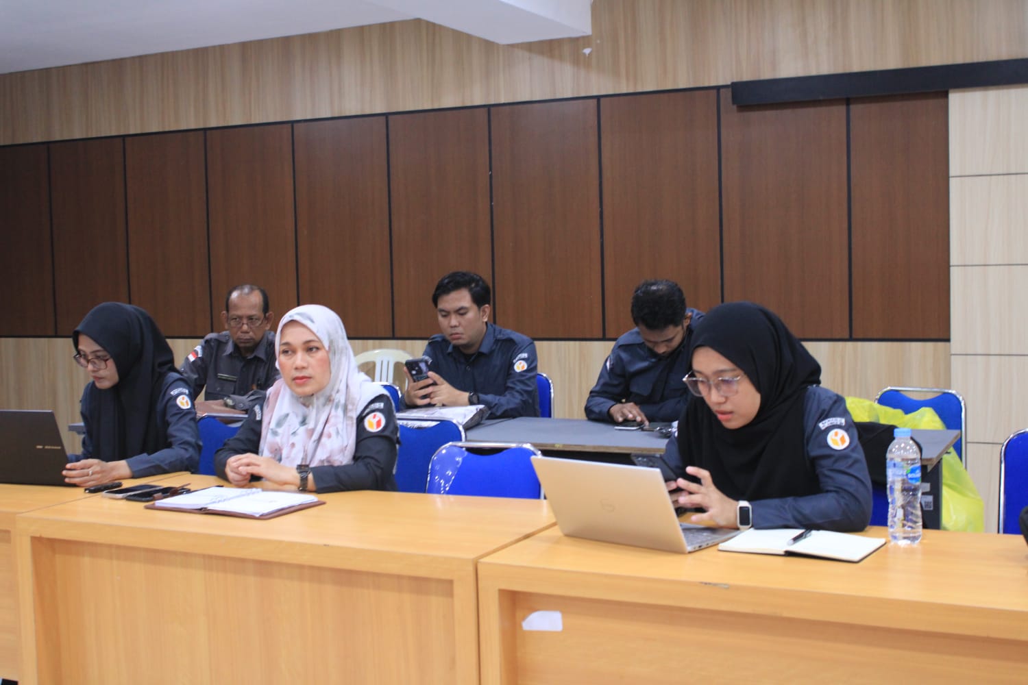 Andi Tinah bersama jajaran staf PP dan Datin
