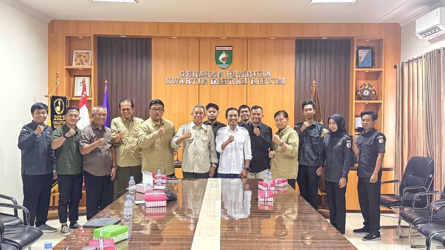 Sesi foto bersama Bawaslu Kaltim dan Kwarda Kaltim