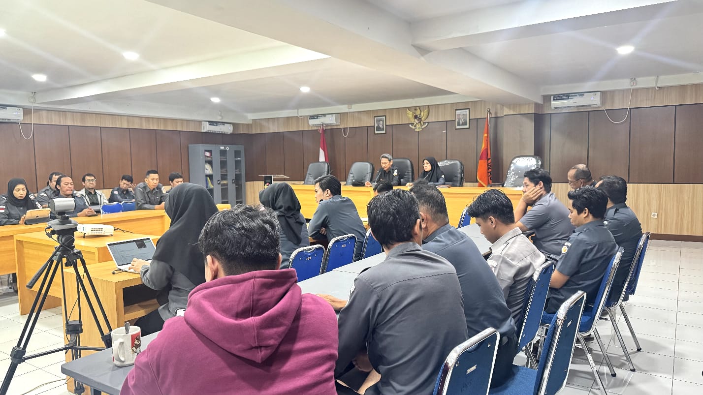 Danny Bunga dan seluruh staf Sekretariat Bawaslu Kaltim