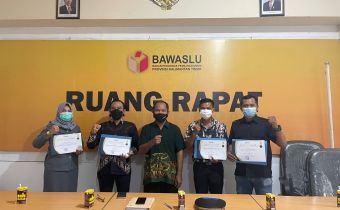 Bawaslu Kaltim Berikan Penghargaan Kepada PPID Bawaslu Kabupaten Kota 