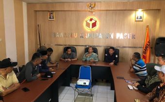 Daini Rahmat Sampaikan Perbawaslu Nomor 6 Tahun 2024 dan Nomor 8 Tahun 2020 Kepada Panwascam Paser