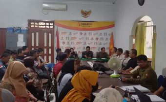 Hari Dermanto Berikan Ararhan Pada Rapat Evaluasi Pertanggungjawaban Anggaran Bagi Panwascam di Kabupaten Berau 