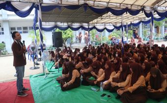 Bawaslu Kaltim Melakukan Sosialisasi Pemilih Pemula dan Pelanggaran Pemilu di SMA 13 Samarinda 