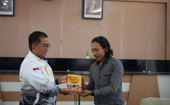 PJ Gubernur Kaltim Akmal Malik Berikan Apresiasi Pada Buku Potret Pengawasan Pemilu Bawaslu Kaltim 