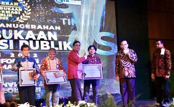 Bawaslu Kaltim Terima Penghargaan Cukup Informatif pada Anugerah Keterbukaan Informasi Badan Publik Provinsi Kaltim