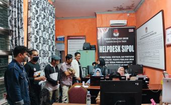 Bawaslu Kaltim Melakukan Pengawasan Verifikasi Administrasi Parpol di KPU Kutai Timur