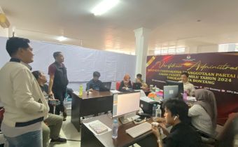 Ebin Marwi Meninjau Proses Verifikasi Administrasi di KPU Bontang