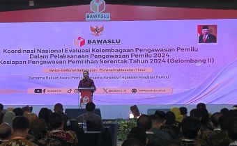  Rakornas Evaluasi Kelembagaan Pengawas Pemilu dan Pengawasan Pemilihan Serentak Tahun 2024 di Balikpapan