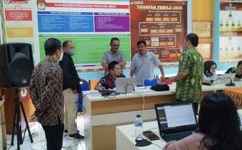 Bawaslu Kaltim Melakukan Pengawasan Verifikasi Administrasi Partai Politik di KPU Kutai Barat 