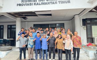 Bawaslu Kaltim Menyampaikan Laporan Layanan Informasi Publik Ke Komisi Informasi Kaltim