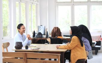 kunjungan sejumlah mahasiswa dari Universitas Mulawarman yang tengah melakukan penelitian skripsi terkait kepemiluan, pada Senin (09/03/2026).