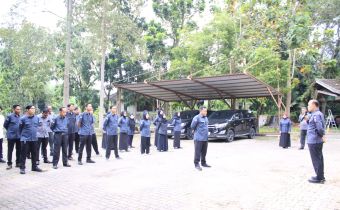 apel pagi perdana setelah cuti bersama dalam rangka Hari Raya Idulfitri, yang berlangsung di halaman Kantor Bawaslu Kaltim, Jalan MT. Haryono, Samarinda, Senin (30/3/2026).