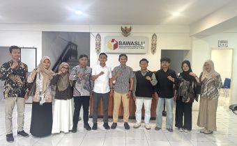 Audiensi dari Aliansi Dewan Eksekutif Mahasiswa Perguruan Tinggi Keagamaan Islam Negeri (DEMA PTKIN) se-Indonesia pada Senin (13/4/2026) di Kantor Bawaslu Kaltim.