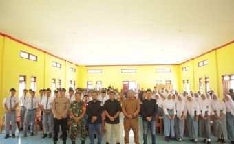 Wamustofa Hamzah bersama peserta sosialisasi pengawasan partisipatif